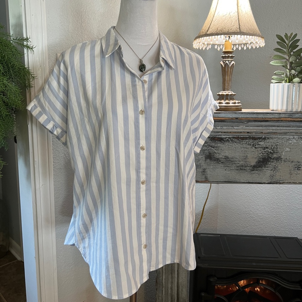 Women’s Medium Blue White Stripped Universal Thread Button Up